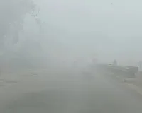 मौसम ने बदली चाल... बाराबंकी में घने कोहरे संग लौटी गलन भरी सर्दी, अलाव-हीटर का सहारा ले रहे लोग 