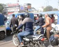 सख्ती के दावों के बीच यातायात नियमों का उल्लंघन, चौराहों पर जेब्रा क्रॉसिंग, रेड लाइट और ओवरस्पीडिंग की उड़ रही धज्जियां 