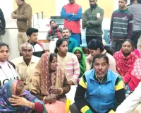 लखनऊ में जाली FD मामले में बैंक ऑफ बड़ौदा में धरने पर बैठे पीड़ित, 43 पीड़ित दर्ज करा चुके हैं रिपोर्ट