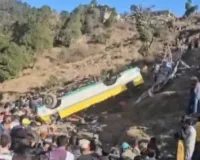  हिमाचल में बड़ा हादसा: सिरमौर में पहाड़ी से नीचे गिरी बस, 8 लोगों की मौत...पांच अन्य घायल 