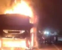 मथुरा में बड़ा हादसा,  यमुना एक्सप्रेसवे पर डबल-डेकर बस में लगी आग, यात्रियों ने कूदकर बचाई जान 