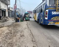 Moradabad: सड़क चौड़ीकरण अधूरा, एक साइड गहरी होने से हादसे का डर