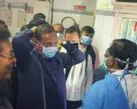 हैलट अस्पताल में पूर्व डिप्टी सीएम डॉ.दिनेश शर्मा बोले- पार्षद लड़ते नहीं, बल्कि विकास के लिए अपनी बात रखते हैं 