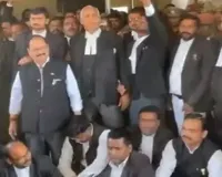 गोंडा : अधिवक्ता की हत्या से नाराज वकीलों ने किया प्रदर्शन, पुलिसकर्मियों पर लापरवाही का आरोप 