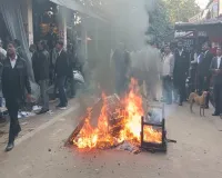 बाराबंकी : कचहरी में जमकर हंगामा, वकील का फूंका तख्त, बारा टोल प्लाजा के आरोपियों की पैरवी का आरोप