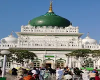 बाराबंकी : सूफी संत की दरगाह के बाहर अव्यवस्था का बोलबाला, प्रसाद दुकानदार अक्सर करते हैं विवाद, सख्त कार्रवाई की मांग