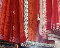 कुमाऊंनी परिधान को किराए पर देकर ही चल रहा रोजगार, हजारों के मोबाइल के आगे लाखों के कैमरे फेल