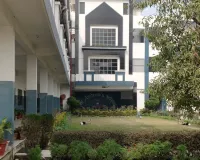 Bareilly : छात्रों के प्रवेश पत्र रोकने पर पता चला डमी स्कूल, हंगामा