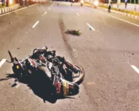 Rampur : तेज रफ्तार ट्रक ने बाइक को मारी टक्कर, एक की मौत...दो घायल