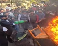 बाराबंकी : देह व्यापार के आरोपी अधिवक्ता की फूंकी कुर्सी-मेज, जानें पूरा मामला