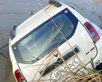 औरैया में बड़ा हादसा : गंग नहर में गिरी कार, इटावा के कारोबारी समेत परिवार के तीन सदस्यों की मौत 