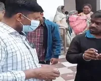 SRN अस्पताल में अव्यवस्था : मां को गोद में लेकर इलाज कराने पहुंची बेटी, घंटों इंतजार के बाद भी नहीं मिला स्ट्रेचर 