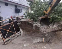 Bareilly: अवैध निर्माण पर पांच घंटे गरजता रहा रेलवे का बुलडोजर तो मची खलबली 