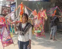 फाल्गुनी मेले में आस्था का सैलाब : कांवड़ लेकर भोलेनाथ की भक्ति में लीन होकर चलीं युवतियां, बाराबंकी लोधेश्वर महादेवा धाम में करेंगी जलाभिषेक