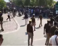 कानपुर : BCA छात्र की मौत पर गुस्साए छात्रों ने की तोड़फोड़, पुलिस ने किया लाठीचार्ज