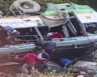 देहरादून : यात्रियों को लेकर जा रही हिमाचल की बस खाईं में गिरी, 2 महिलाओं समेत 4 की मौत 