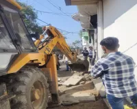 बाराबंकी : अतिक्रमण पर गरजी जेसीबी, ठोका गया जुर्माना