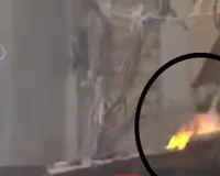 वाराणसी : दालमंडी में ध्वस्तीकरण के दौरान दुकानदार ने मकान के छज्जे पर लगाई आग, मचा हड़कंप 