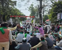 Bareilly: किसान नेताओं ने कार चढ़ाने का आरोप लगाकर कलेक्ट्रेट पर किया हंगामा