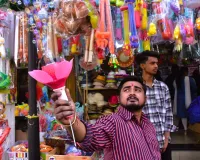 Moradabad: मुखौटे, रंग और पिचकारियों से सजी दुकानें, लोगों में दिखने लगा होली का उत्साह 