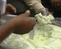 Moradabad: मावा व अन्य खाद्य पदार्थों की खरीदारी में लोग कर रहे सावधानी