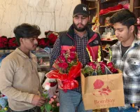 UP: वैलेंटाइन पर युवाओं ने गिफ्ट गैलरियों से खूब खरीदे उपहार, गुलाब देकर किया प्यार का इजहार