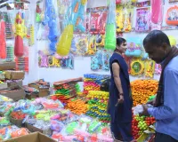 होली की तैयारी जोरों पर: हथौड़ा, फरसा, ब्रह्मोस मिसाइल से रंगों की होगी बरसात... बाजार रंग-बिरंगा, हर्बल गुलाल का बोलबाला  