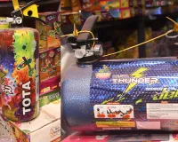 Holi 2026: होली में दगाइए बम तो बरसेगा रंग... धमाकों से महक उठेगा वातावरण