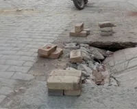 नाले का बहाव ठीक न होने पर घरों में घुस रहा गंदा पानी, नाले के ऊपर लगे ढक्कन टूटे, लोगों ने लगाएं अनदेखी के आरोप