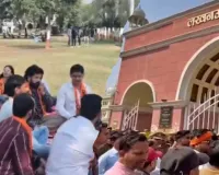 हनुमान चालीसा VS नमाज: लखनऊ विश्वविद्यालय गेट पर छिड़ा संग्राम, हिरासत में लिए कई छात्र