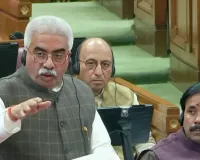 बुनकरी लाखों परिवारों की आजीविका का आधार : राकेश सचान