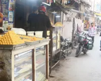 Holi Alert: मिठाइयाें पर नहीं मानक का टैग... दुकानों पर ''बेस्ट बिफोर यूज'' का टैग लगाए बिना बिक रहीं मिठाइयां