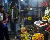 प्यार का इजहार पड़ा महंगा! वैलेंटाइन डे पर लखनऊ में गुलाब के दाम तीन गुना, गुलदस्ते 1000 तक पहुंचे