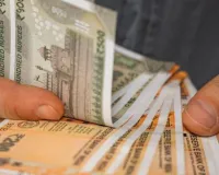 सेंसेक्स-निफ्टी ने भरी उड़ान, रुपया 21 पैसे मजबूत... ट्रेड डील और FII खरीदारी ने दिया बूस्ट