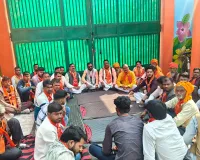 Bareilly: सुपरवाइजर के विरोध पर कान्हा गोशाला के गेट पर हंगामा