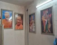 UP: महापुरुषों की तस्वीरें फिर दीवार पर लगीं...निलंबन के बाद भी प्रधानाध्यापिका की मौजूदगी पर उठे सवाल