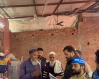 Bareilly : ईंटों की पक्की दीवार पर टिनशेड डालकर हो रही थी नमाज