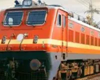  अयोध्या में रेलवे ट्रैक पर बढ़ाई गई गश्त: चलती ट्रेन पर रंग-कीचड़ फेंकने वालों से सख्ती से निपटेगी रेलवे पुलिस, सहयोग की अपील