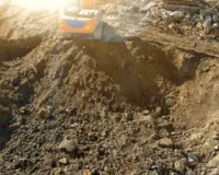 आदर्श तालाब में मानक के विपरीत मिट्टी की खुदाई:  ग्रामीणों के विरोध के बाद रुका काम, राजस्व टीम करेगी सीमांकन