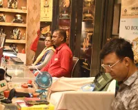 सहालग में भी सन्नाटा...  प्रमुख बाजारों में सोने-चांदी की दुकानों में ग्राहकों का इंतजार, नहीं उबरा कीमती धातुओं का बाजार