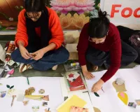  दस्तक यूथ फेस्टिवल: ओपन आर्ट गैलरी सा दिखा बौद्ध संस्थान, पोस्टर में बहीं नदियां, युवाओं ने की फेस पेंटिंग और कार्टून भी बनाए