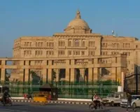 लखनऊ में महिला ने किया आत्मदाह का प्रयास,  लोक भवन के पास पुलिस ने बचाया, जमीन पर कब्जा का मामला 