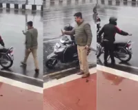  लखनऊ में बारिश... पुल के नीचे खड़े वाहनों की दरोगा ने खींची फोटो; वायरल वीडियो से कार्यशैली पर उठे सवाल