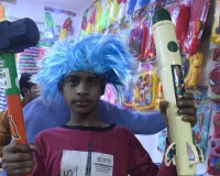 होली पर पिचकारियों की तमाम वैरायटी से पटा बाजार,'मिसाइल से तबाही नहीं बरसेंगे रंग, हथौड़े से होरियार करेंगे रंगों का वार'