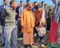 उत्तराखंड :  अपने गांव पहुंचे मुख्यमंत्री योगी....बुजुर्गों का पूछा हाल, बच्चों संग किया संवाद 