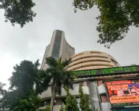 Stock Market Today : घरेलू शेयर बाजारों में गिरावट, सेंसेक्स और निफ्टी में शामिल इन कंपनियों को लगा झटका 