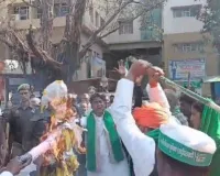 लखनऊ : किसानों ने फूंका एलडीए का पुतला, लाठी-डंडों से पीटा