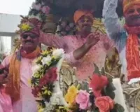 लखनऊ पुलिस लाइन में होली का धमाल : डीजे की धुन पर झूमे जवान, बग्घी पर सवार होकर पहुंचे पुलिस कमिश्नर 