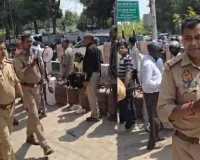 कानपुर : ऑनलाइन बुकिंग न होने से गैस एजेंसी के बाहर उपभोक्ताओं नहीं टूट रही लाइन