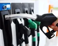 Petrol-Diesel Prices : भारत में दिखा जंग का असर, प्रीमियम पेट्रोल दो रुपये व औद्योगिक डीजल 22 रुपये लीटर महंगा 